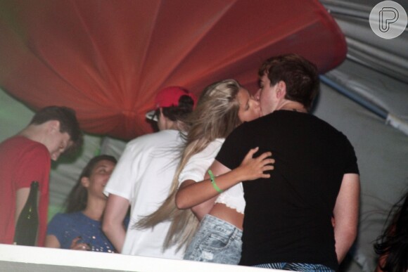 Olin Batista, filho de Eike Batista, foi visto aos beijos com nova loira na festa Kaballah Circus, no Fishbone Café na Praia de Geribá, em Búzios, no Rio de Janeiro, no último sábado, 16 de novembro de 2013