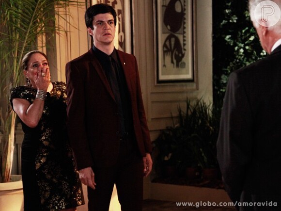 César (Antonio Fagundes) revela à família que Félix (Mateus Solano) jogou Paulinha (Klara Castanho ) em uma caçamba de lico