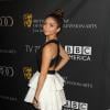 Sarah Hyland foi ao BAFTA LA TV Tea, em Los Angeles, em setembro deste ano, com um look preto e branco, que está sempre em alta. A atriz completou o visual com um coque bem alto, que é tendência