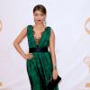 Sarah Hyland arrasou com o vestido verde esmeralda e detalhes em preto, que combinou com os sapatos e a bolsa. Ela completou o look com todos os acessórios no tom de verde e batom e esmalte vermelhos. O look que conta com um decorte diferente e profundo foi escolhido para o Emmy Awards, em Los Angeles, em setembro de 2013
