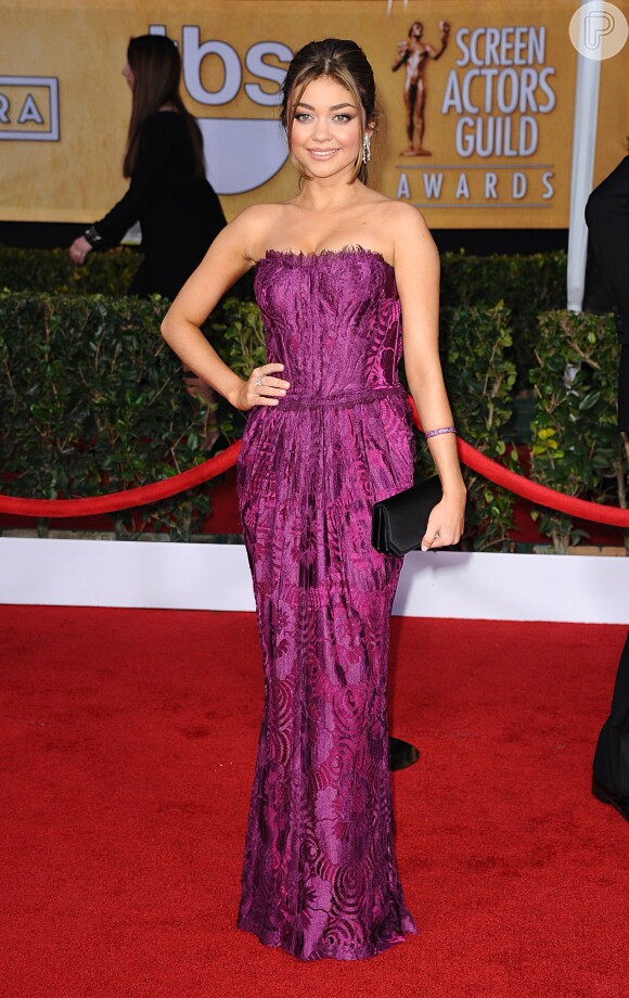 Sarah Hyland escolheu um longo rosa escuro para o 19º Annual Screen Actors Guild (SAG), em janeiro de 2013, em Los Angeles