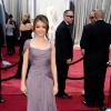 Sarah Hyland compareceu ao red carpet do 84º Academy Awards, em Los Angeles, com um longo lilás, em devereiro de 2012
