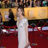 Sarah Hyland foi ao 18º Annual Screen Actors Guild (SAG) com longo branco detalhado de bordados em prata, em Los Angeles, em janeiro de 2012