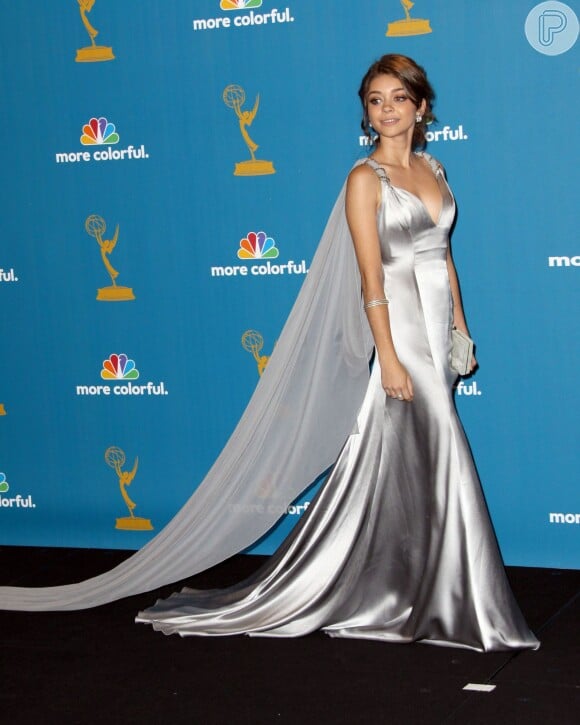 Sarah Hyland ousou com o vestido longo prateado com uma longa cauda. A atriz se vestiu assim em agosto de 2010 para o 'Primetime Emmy Awards'