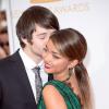 Sarah recebeu um beijo do namorado, Matt Prokop, com quem namora desde 2009