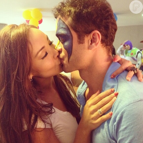 Sidney Sampaio e Carol Nakamura se beijam na festa de Leonardo, filho do ator