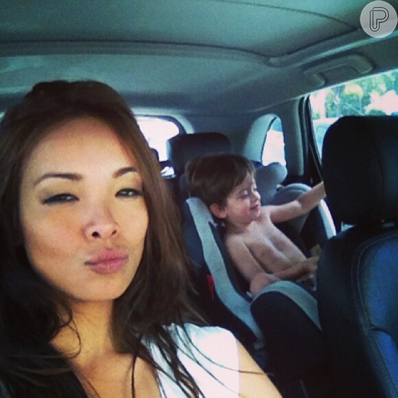 Carol Nakamura publica foto com Leonardo, filho de Sidney Sampaio