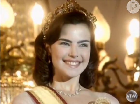 Ana Paula Arósio na primeira cena da trama, ao vencer o concurso de Miss Verão