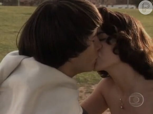 Ana Paula Arósio e Rodrigo Santoro em cenas de beijo no momento em que Hilda Furacão começa a seduzir o frei. A química entre os atores agradou o público. Nos bastidores eles costumavam a usar o tempo livre para ensaiar juntos