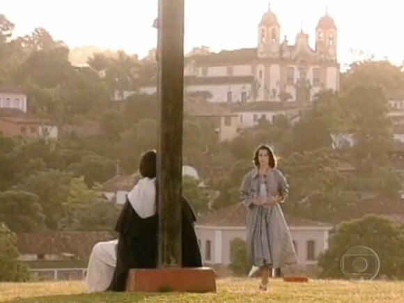 Ana Paula Arósio na pele de Hilda Furacão, no alto de uma colina, em cenas de provocação a frei Malthus, vivido por Rodrigo Santoro