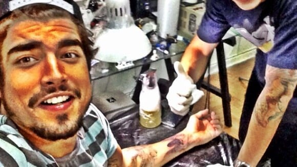 Caio Castro faz nova tatuagem e publica foto em sua conta do Instagram