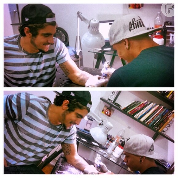 Caio Castro faz nova tatuagem, nesta segunda-feira, 18 de novembro de 2013