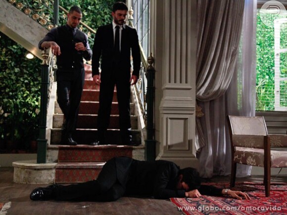 Félix é jogado no chão da sala da mansão após ser carregado