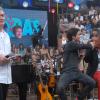 Fábio Jr. beija a mão do filho Fiuk em gravação do programa 'Altas Horas'