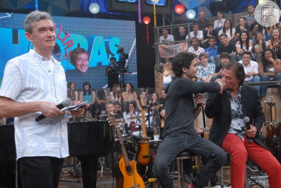 Fábio Jr. beija a mão do filho Fiuk em gravação do programa 'Altas Horas'