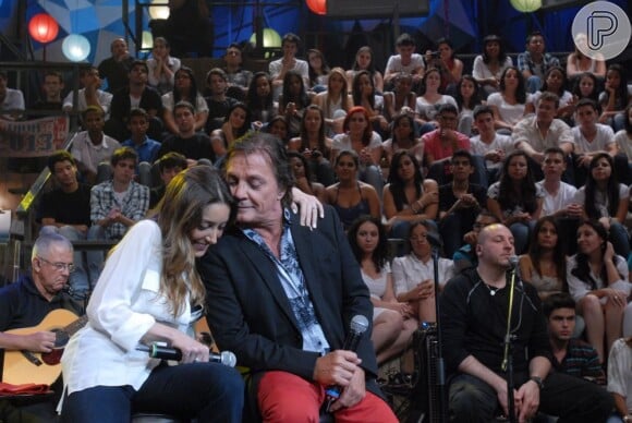 Fábio Jr. canta com a filha Tainá no programa 'Altas Horas'