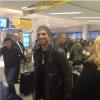 Cauã Reymond sorri para foto de uma fã ao chegar ao aeroporto de Nova York, na manhã desta quarta-feira, 20 de novembro de 2013