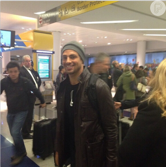 Cauã Reymond sorri para foto de uma fã ao chegar ao aeroporto de Nova York, na manhã desta quarta-feira, 20 de novembro de 2013
