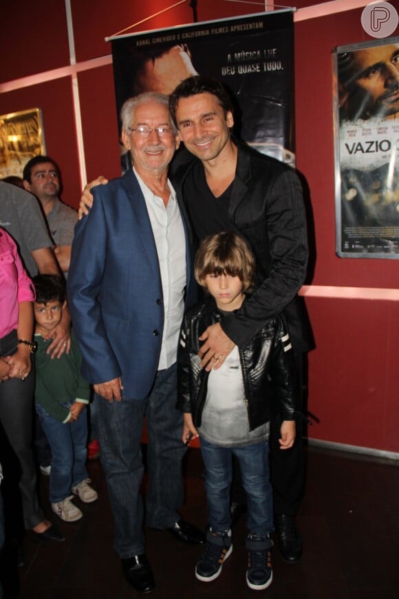 Murilo Rosa leva o filho Lucas e o pai, Odair, para a pré-estreia do filme 'Vazio Coração'