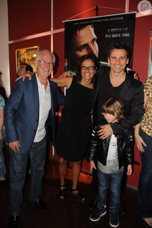 Murilo Rosa vai à pré-estreia do filme 'Vazio Coração' com o pai, Odair, e o filho Lucas, de 5 anos