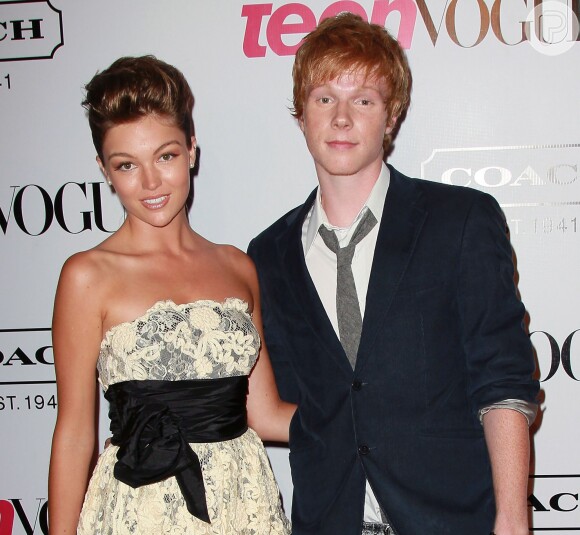 Adam Hicks posou com Lili Simmons na festa anual da Vogue 'Teen Vogue's Young' em 2011. O evento aconteceu em Los Angeles, California