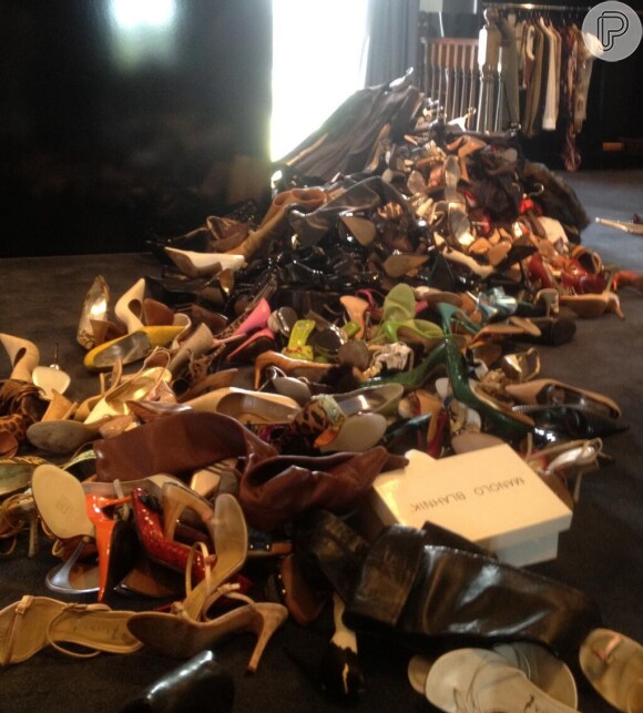 Victoria Beckham mostra pilha cheia de pares de sapatos. 'Grande limpeza nos meus sapatos, vão à venda amanhã na Cruz Vermelha', comentou Victoria, que destinará o dinheiro arrecadado às vítimas do tufão Hayan, em 21 de novembro de 2013