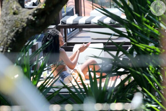 A cantora Solange Knowles curtiu a tarde na piscina em Santa Teresa, nesta quinta-feira, 21 de novembro de 2013