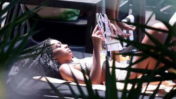 Solange Knowles, irmã de Beyoncé, curte dia de folga em piscina de hotel no Rio