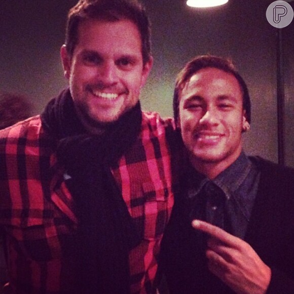 Neymar posa ao lado de Leonardo Nogueira, marido de Giovanna Antonelli