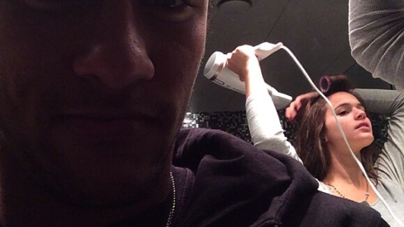 Neymar publica foto de Bruna Marquezine arrumando o cabelo: 'Secando a juba'