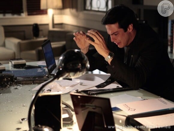 Félix (Mateus Solano) se desespera com sua situação e chora em seu escritório, em 'Amor à Vida'