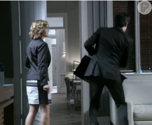 Félix (Mateus Solano) é humilhado por Simone (Vera Zimmermann), que o chama de 'cachorro', em 'Amor à Vida'