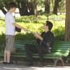 Jonathan (Thalles Cabral) dá o dinheiro de sua mesada a Félix (Mateus Solano), em 'Amor à Vida'