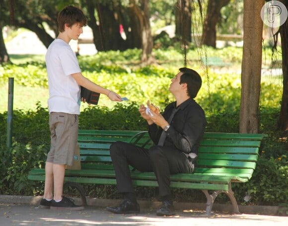 Jonathan (Thalles Cabral) dá o dinheiro de sua mesada a Félix (Mateus Solano), em 'Amor à Vida'