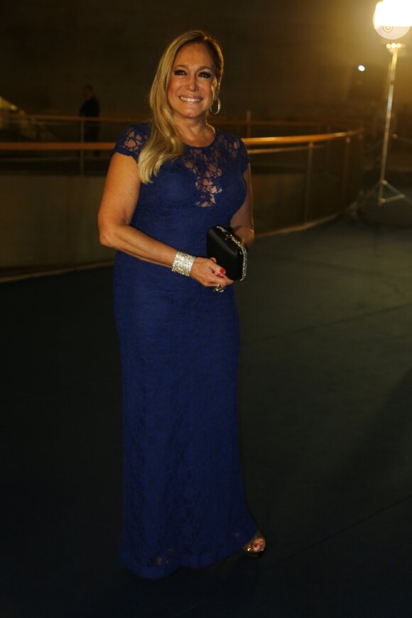 Susana Vieira escolheu um vestido azul rendado para a noite