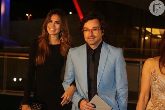 Emílio Orciollo Neto vai à gravação de especial de final de ano de Roberto Carlos na TV Globo com a namorada, Mariana Barreto