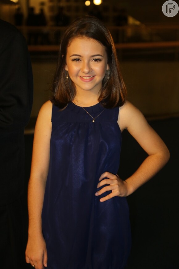 Klara Castanho também escolheu um vestido azul para a gravação do especial