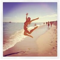 Sabrina Sato, de biquíni, dá salto em areia de praia de Miami, nos EUA