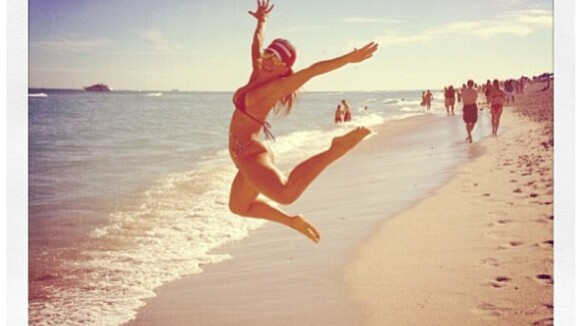 Sabrina Sato, de biquíni, dá salto em areia de praia de Miami, nos EUA