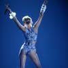 Miley Cyrus vai de look comportado no tapete vermelho, mas ousa ao se apresentar com a música 'Wrecking Ball' no American Music Awards 2013