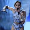 Miley Cyrus canta 'Wrecking Ball' no American Music Awards 2013