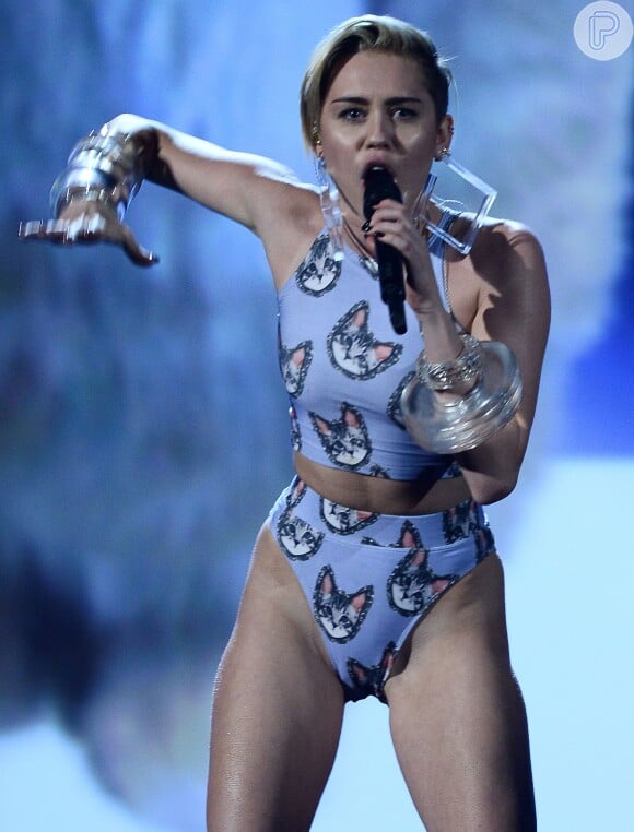Miley Cyrus canta 'Wrecking Ball' no American Music Awards 2013