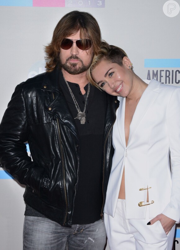Miley Cyrus foi ao American Music awards 2013 na companhia do pai, Billy Ray Cyrus