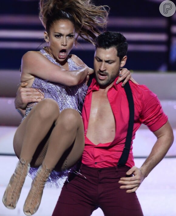 Jennifer Lopez faz homenagem á cantora cubana Celia Cruz no American Music Awards 2013