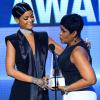 Monica Fenty, mãe de Rihanna, entrega o troféu Icon Award para a filha no American Music Awards 2013