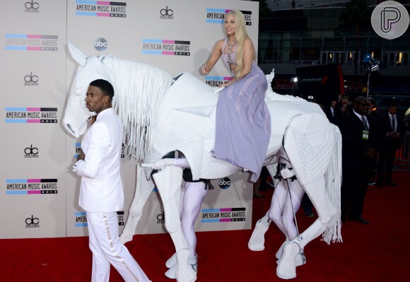 Lady Gaga chega em cima de um cavalo branco de mentira no tapete vermelho do American Music Awards 2013