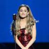 Ariana Grande canta a música 'Tattooed Heart' no AMA 2013