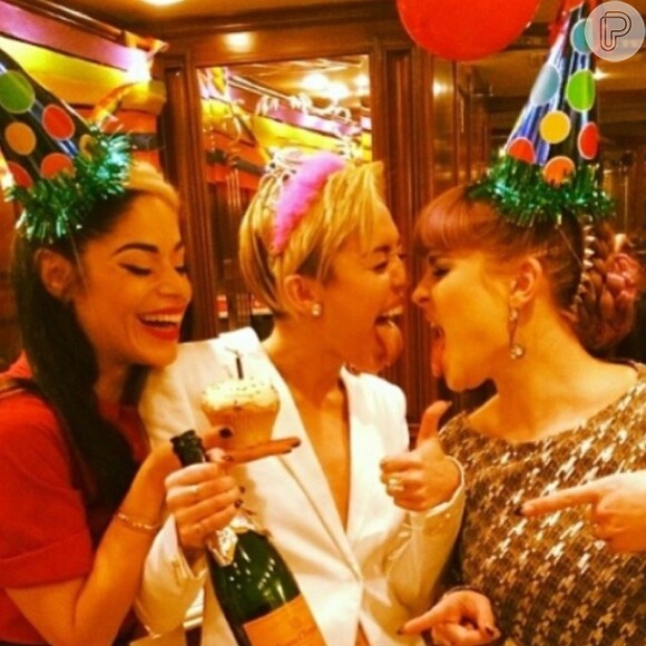 Miley Cyrus comemora seu aniversário no backstage do American Music Awards 2013