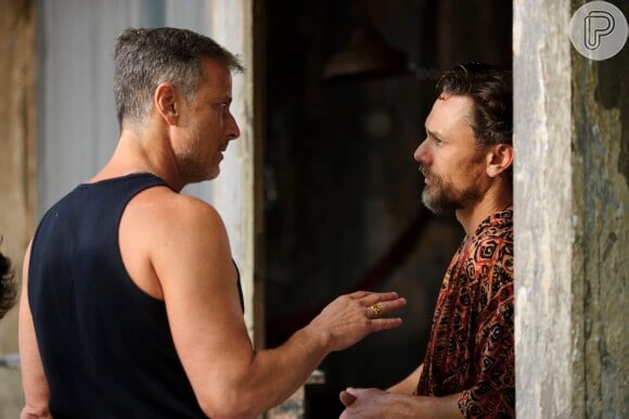 Edu Dente de Ouro (Daniel Ribeiro) diz a Kléber (Marcello Novaes) que Pedrosa é culpado pelo roubo da carga, em 'Além do Horizonte'