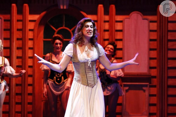 Claudia Raia interpreta Polly, sua personagem no musical 'Crazy for You', nesta terça-feira, 26 de novembro de 2013